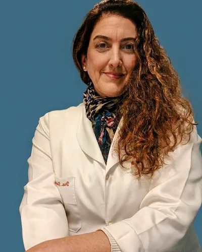 Dra. Roberta Menegale, médica com atuação em geriatria e nutrologia integrativa, em consultório em Niterói